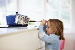 những rủi ro khi trẻ em sử dụng bếp từ