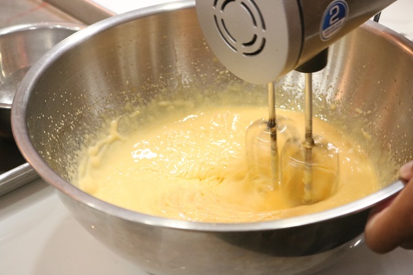làm phần kem trứng - cách làm bánh bông lan tại nhà